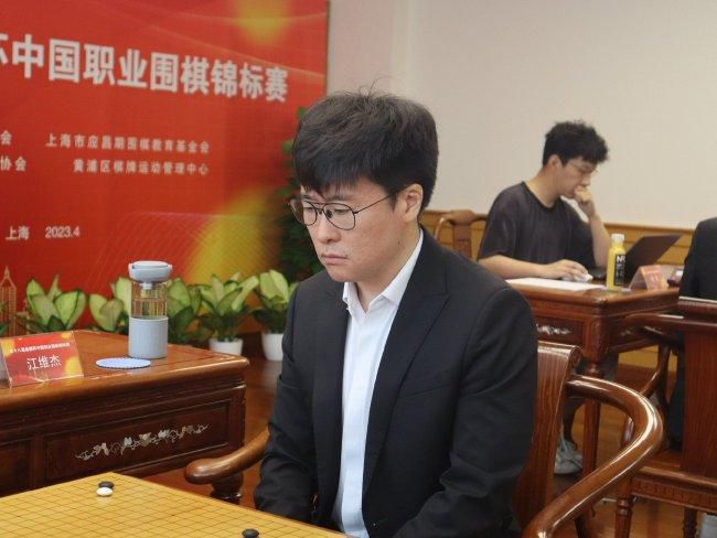 攻扒开小受屁股狠狠的打视频