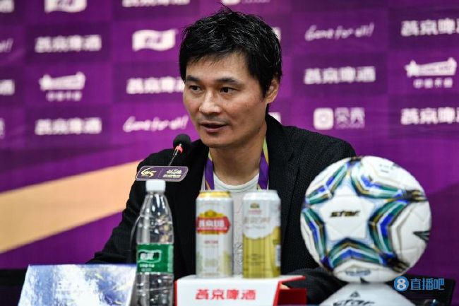 美女穿短裙并露内裤视频